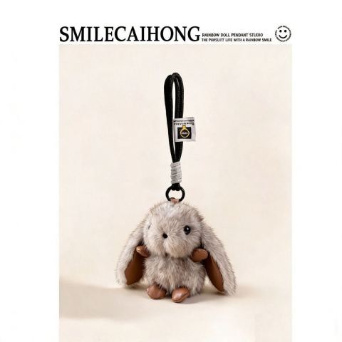 奔驰 清仓价！日本SIONOSI毛绒可爱兔子书包挂饰公仔皮草汽车钥匙扣挂件拼多多此款目前活动售价24.9元，下单领取满15元减5元优惠券，实付低至19.9元，近期好价